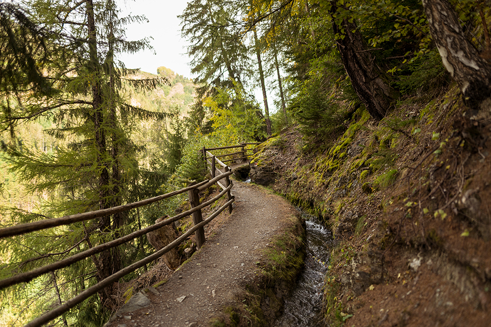 Wandelen langs oude irrigatiekanalen in Zuid-Tirol