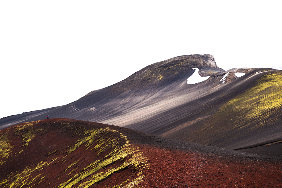 Groene en rode bergen in de IJslandse wildernis