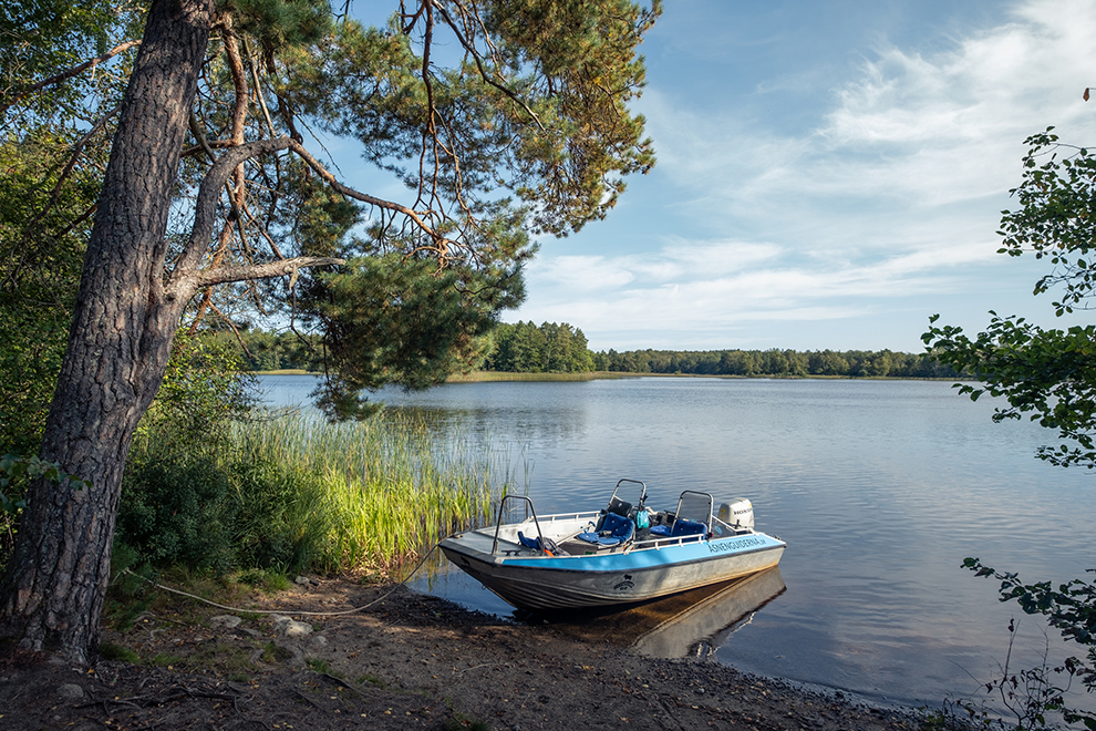 Bootje varen in rustige Getno Lake in Zuid-Zweden