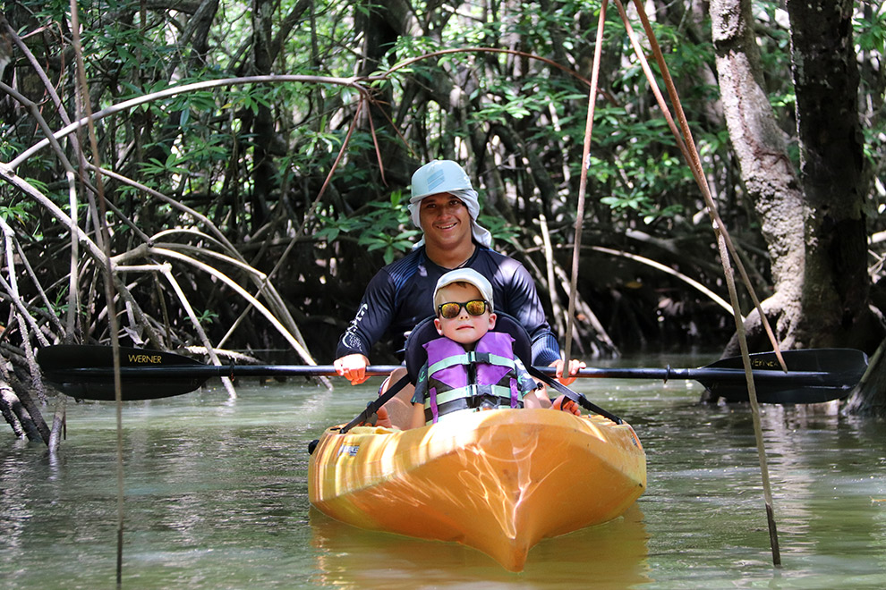 Kanoën in de mangrove van Costa Rica met kinderen en gids