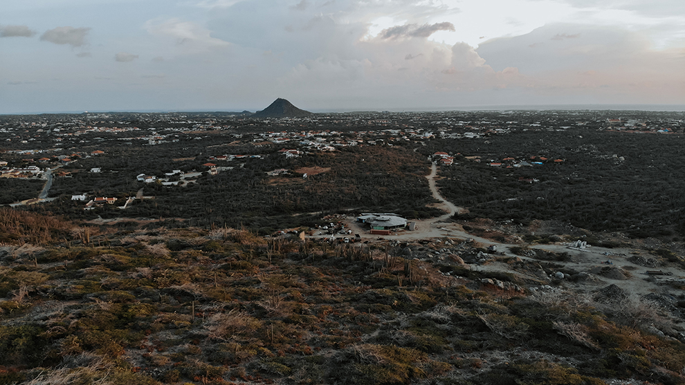 Uitzicht met drone over Aruba bij zonsondergang