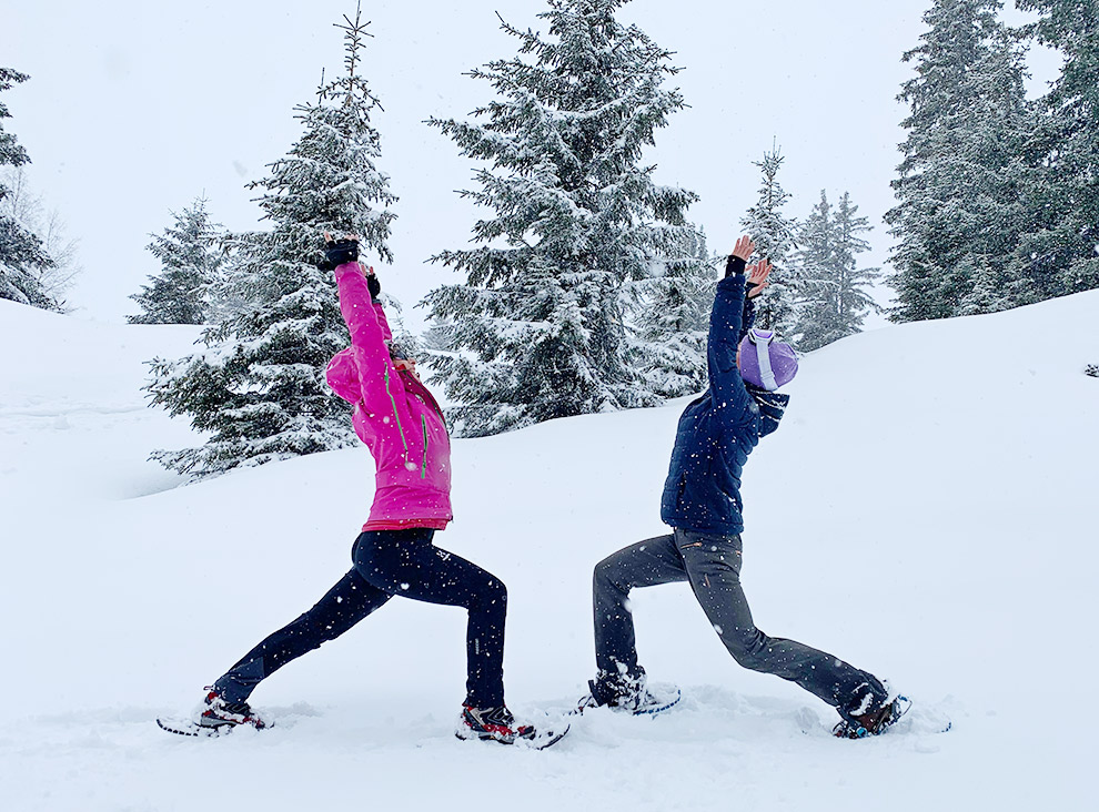 Yoga met sneeuwschoenen in Savoie Mont Blanc