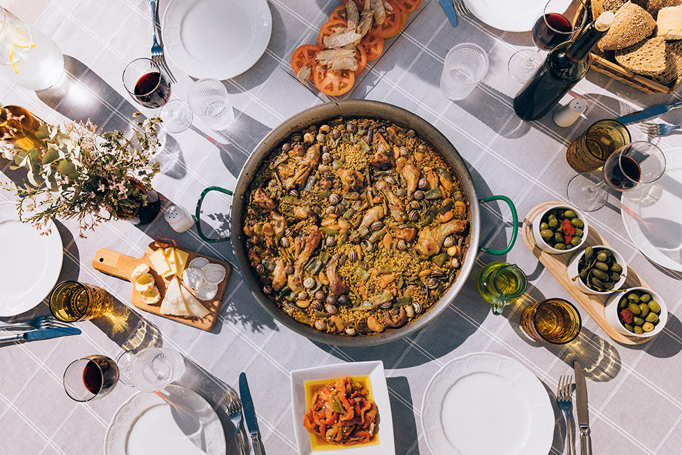 Valenciaanse Paella op gedekte tafel