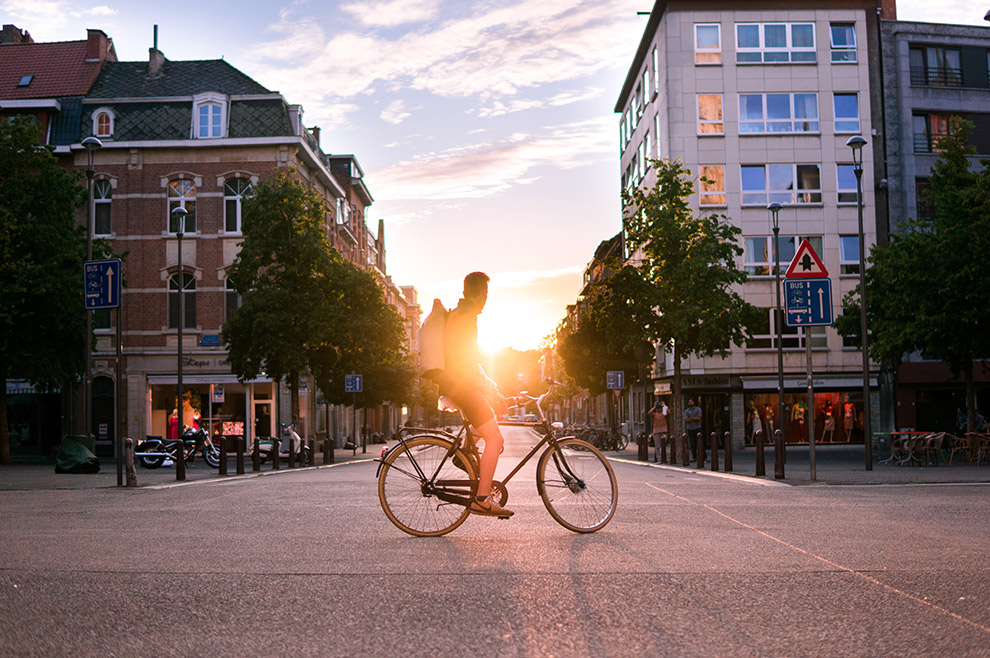 Fietsen door de straten van Leuven met zonsondergang