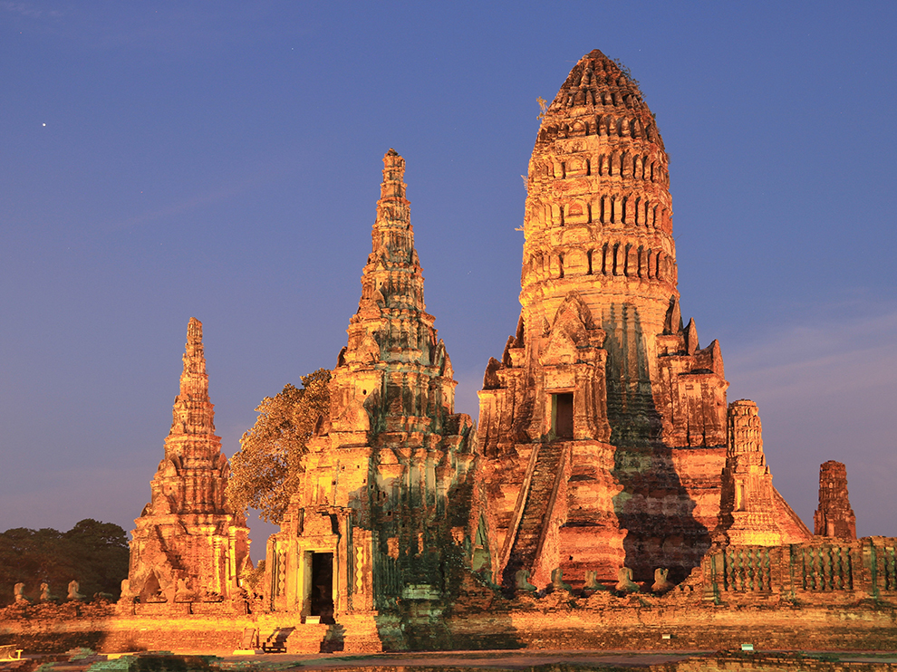 De tempelruïnes van Ayutthaya in Thailand bij schemering