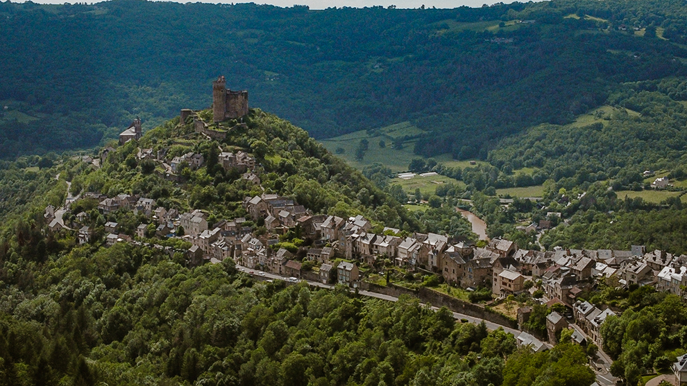 Bovenaanzicht dorpje Najac in Aveyron, Frankrijk
