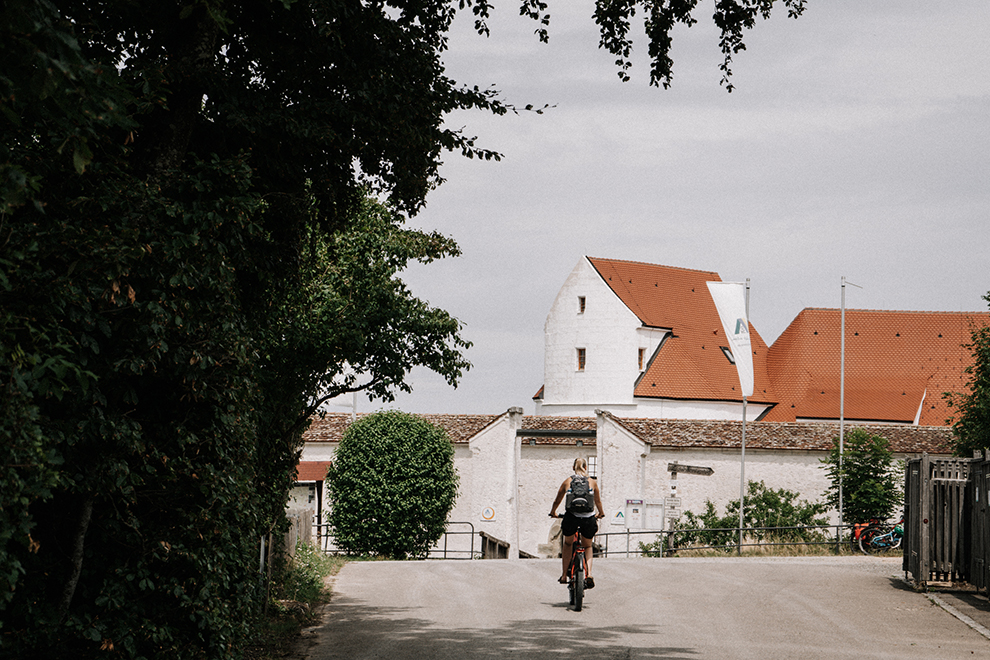 Fietsen door wit dorpje in het Duitse Zwarte Woud
