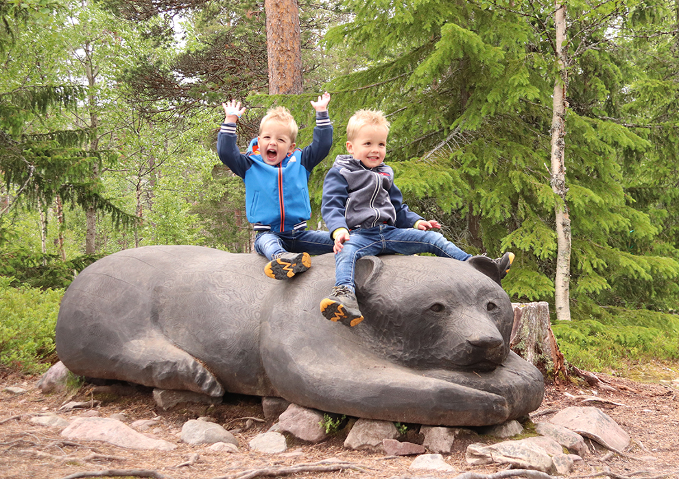 Kinderen met nep-beer midden in de natuur van Fulufjället