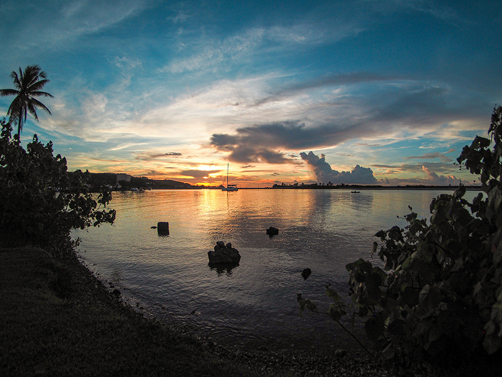 Warme zonsondergang in een tropische baai in Guam