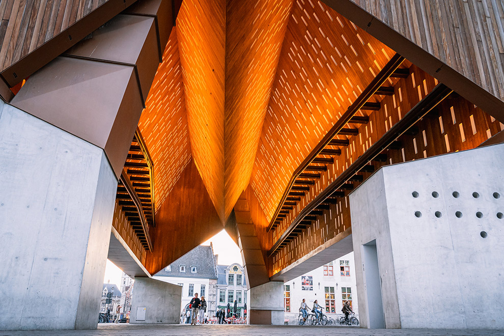 Het futuristische gebouw Stadshal in Gent