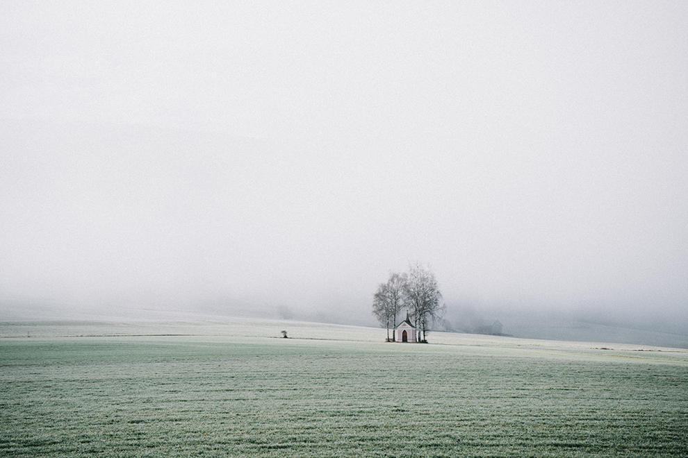 Wit kerkje in sprookjesachtig Oostenrijks landschap