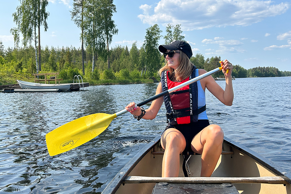 Blogger Ellen in de kano op een zomerse dag in Finland