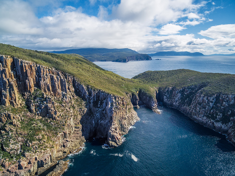De indrukwekkende kustlijn van Tasman National Park in Australië