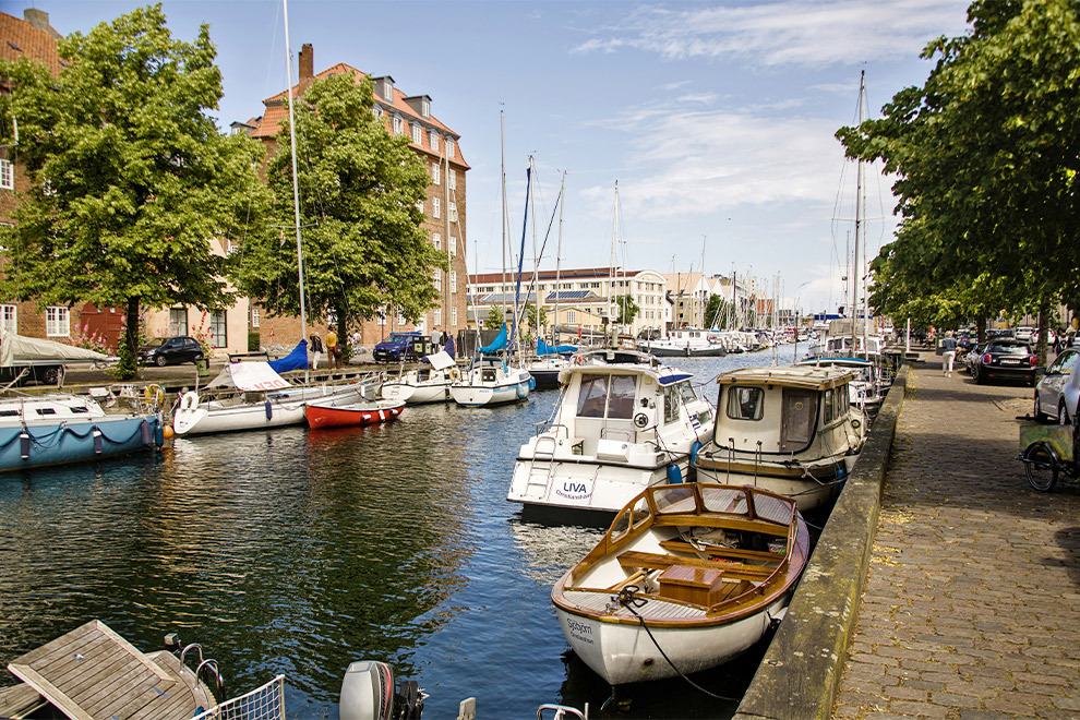 Boten op het water op een zonnige dag in Christianshavn, Kopenhagen.