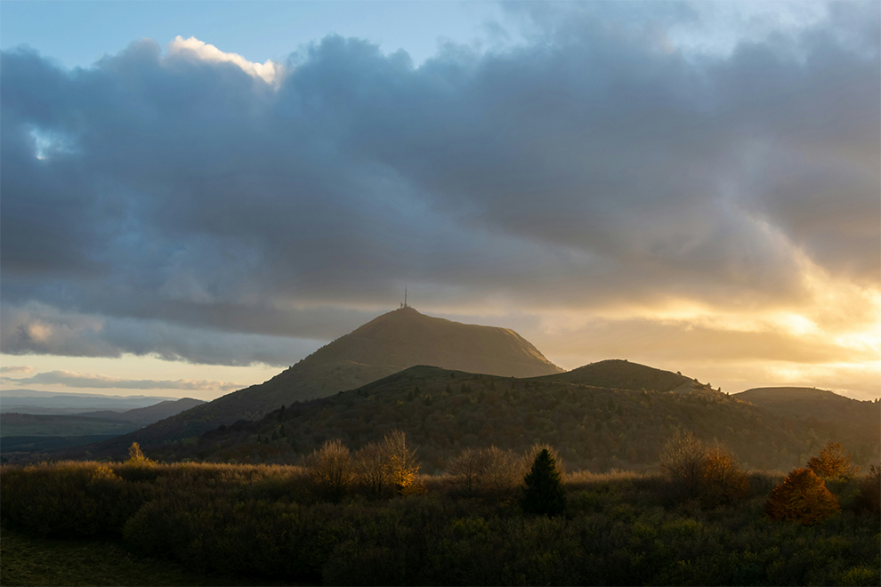 Uitzicht op de Puy de Dôme-vulkaan tijdens de zonsondergang.