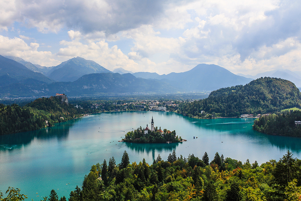 Helderblauwe Lake Bled in Slovenië