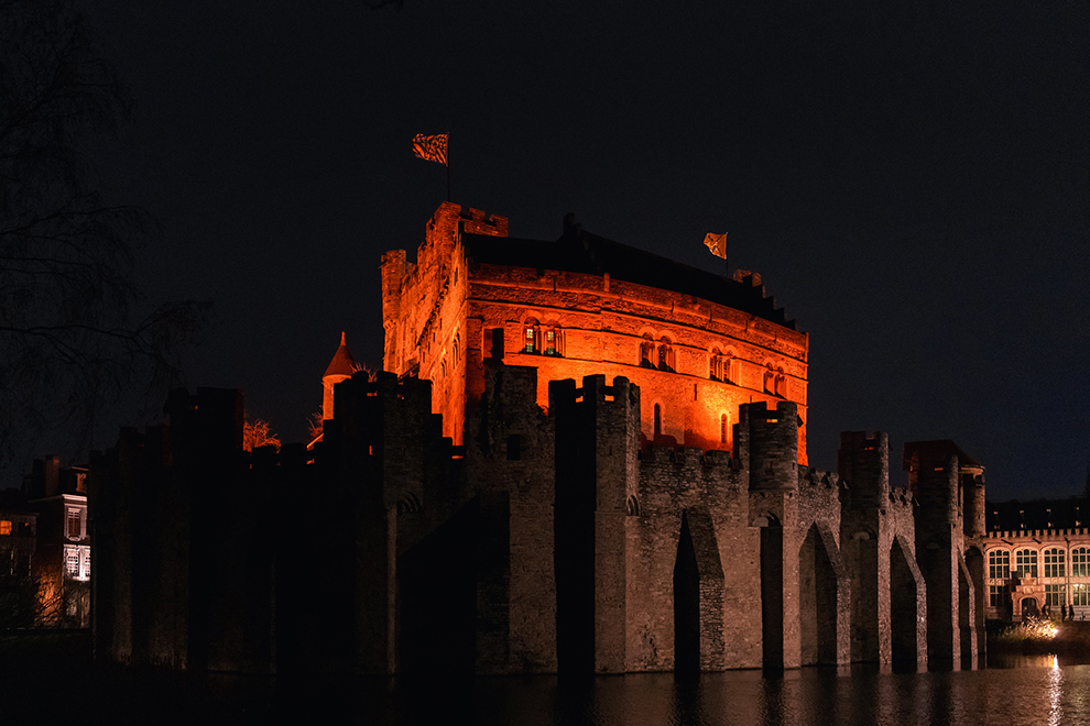 Het Winter Wonder kasteel in Gent 's avonds verlicht