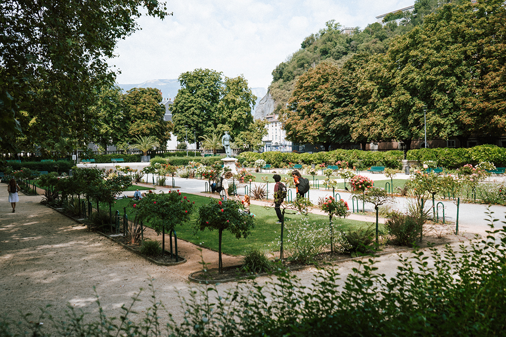 Picnicken in groen park in Grenoble