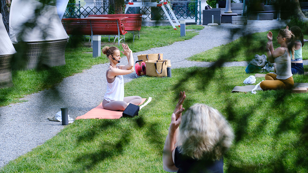 Yoga instructrice in het gras in Zwitserland