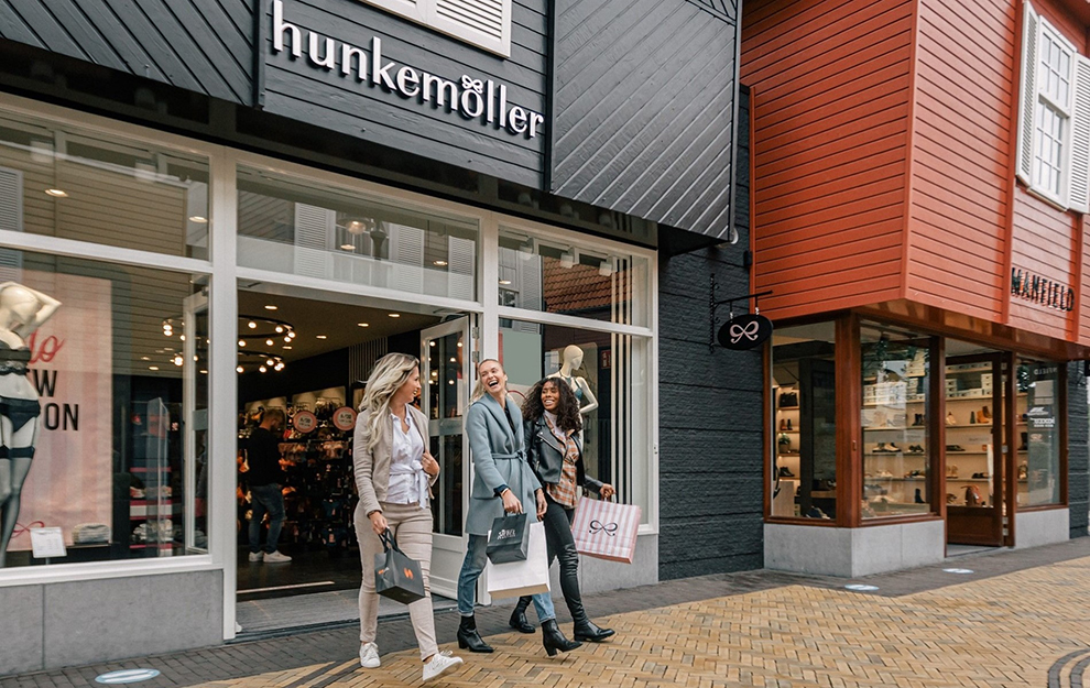 Shoppende dames bij Designer Outlet Roosendaal in Brabant 