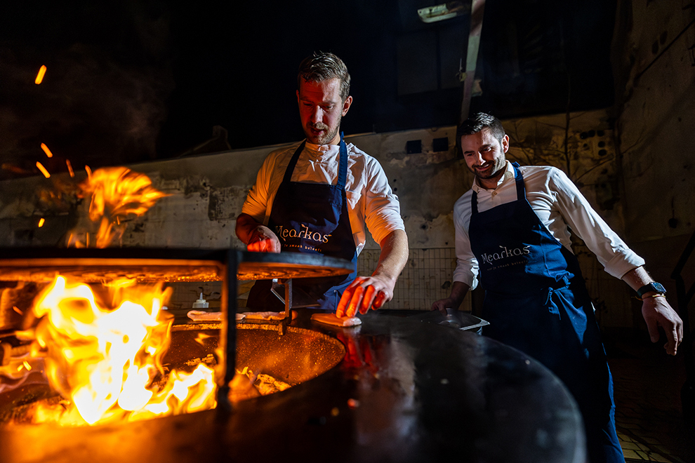 Mannen steken barbecue aan in Friesland