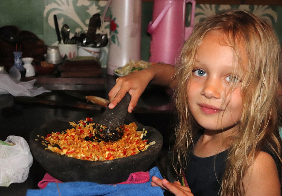 Kookles met kinderen in Bali, Indonesië