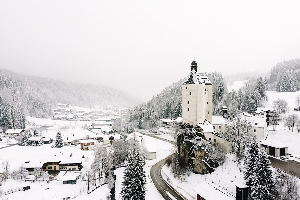 Sneeuwwitte Bedevaartskerk in Mariastein, Oostenrijk