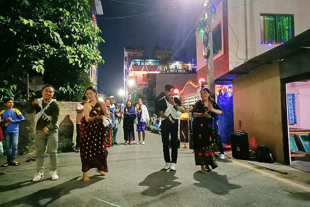 Dansen op straat tijdens Tihar in Nepal