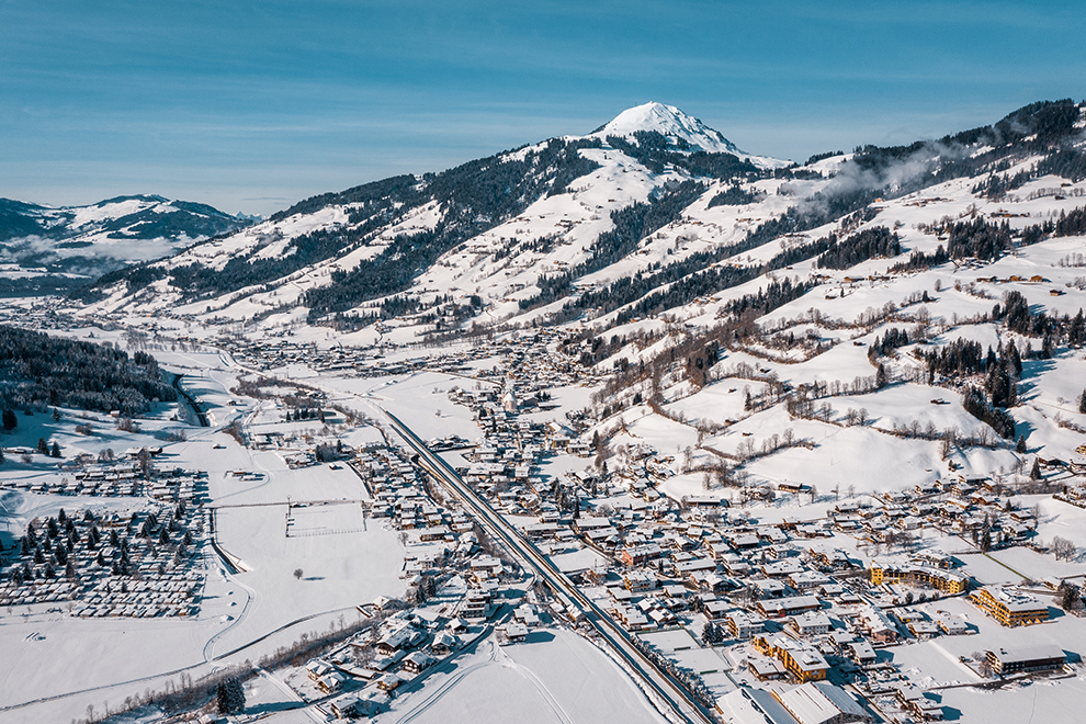 Winters dorp in Oostenrijk bedekt met een pak sneeuw
