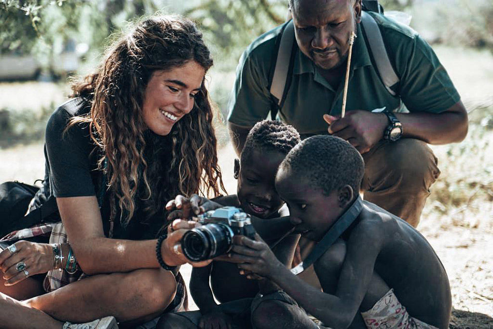 Fotografe Estella laat camera zien aan Tanzaniaanse jongetjes