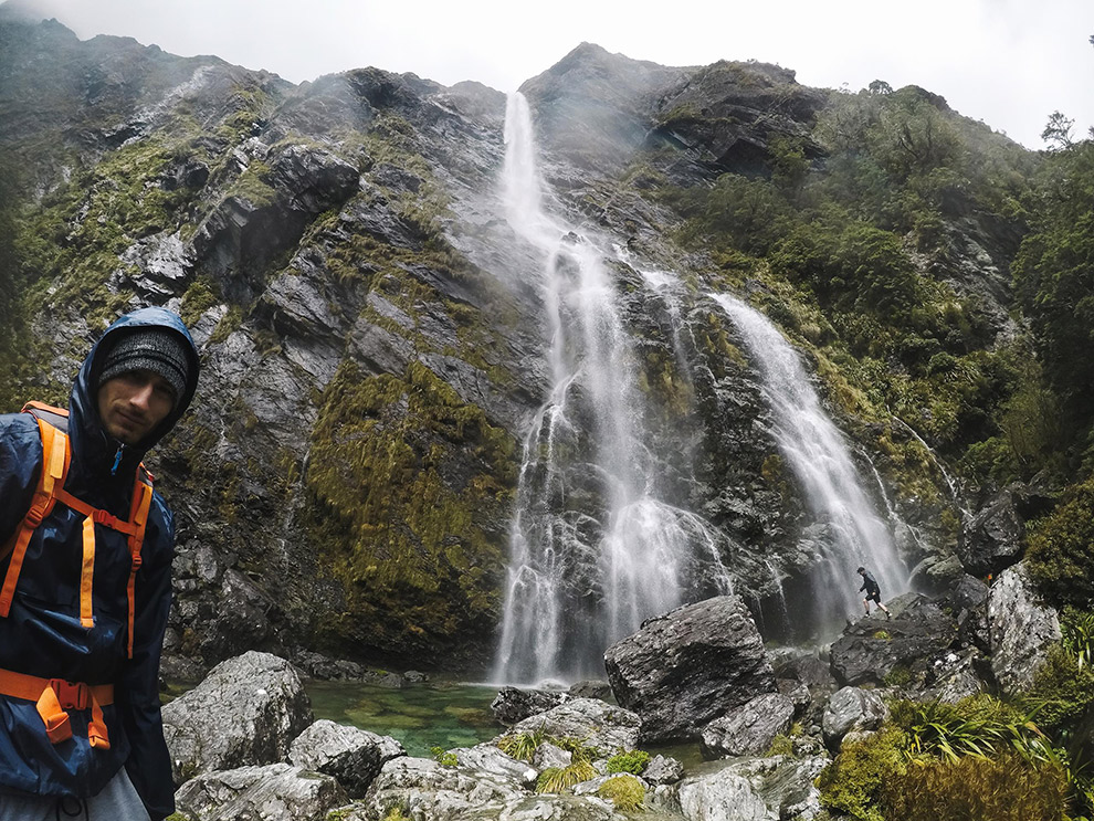 Poseren voor indrukwekkende waterval in Nieuw-Zeeland
