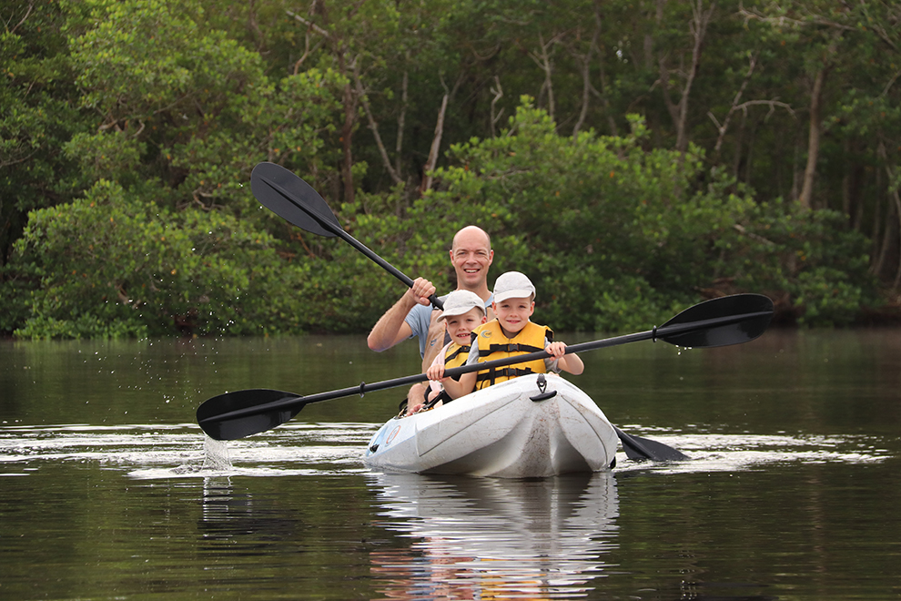 Vader en kinderen in Kajak door de mangrove van Florida