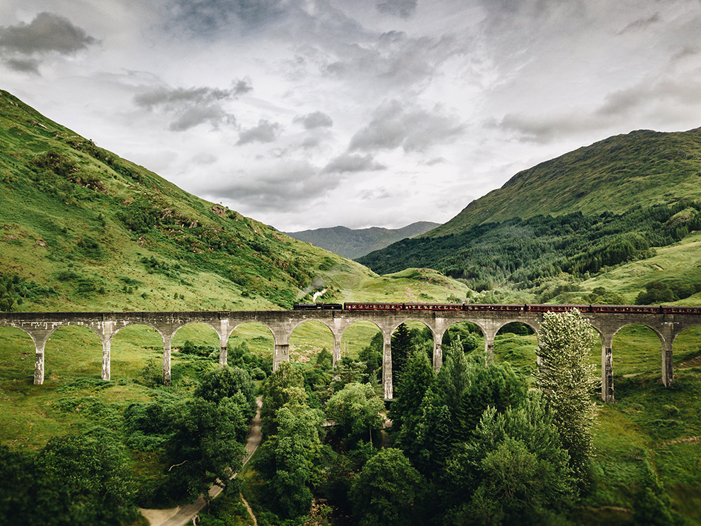 Harry Potter trein rijdt door Schots landschap
