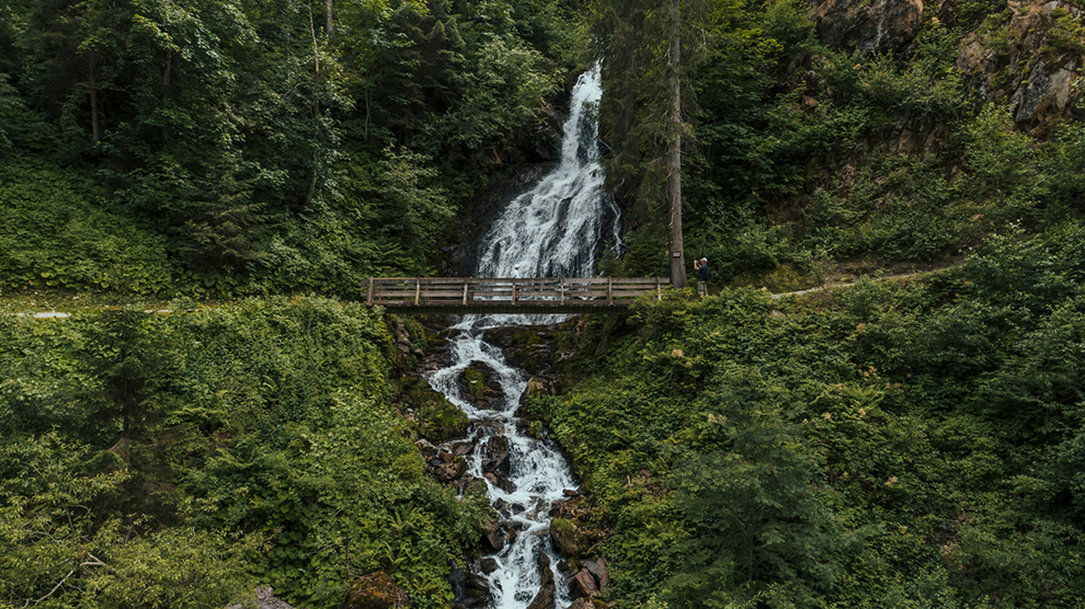 Wandelen langs watervallen bij de Sagenwanderweg in het Silbertal