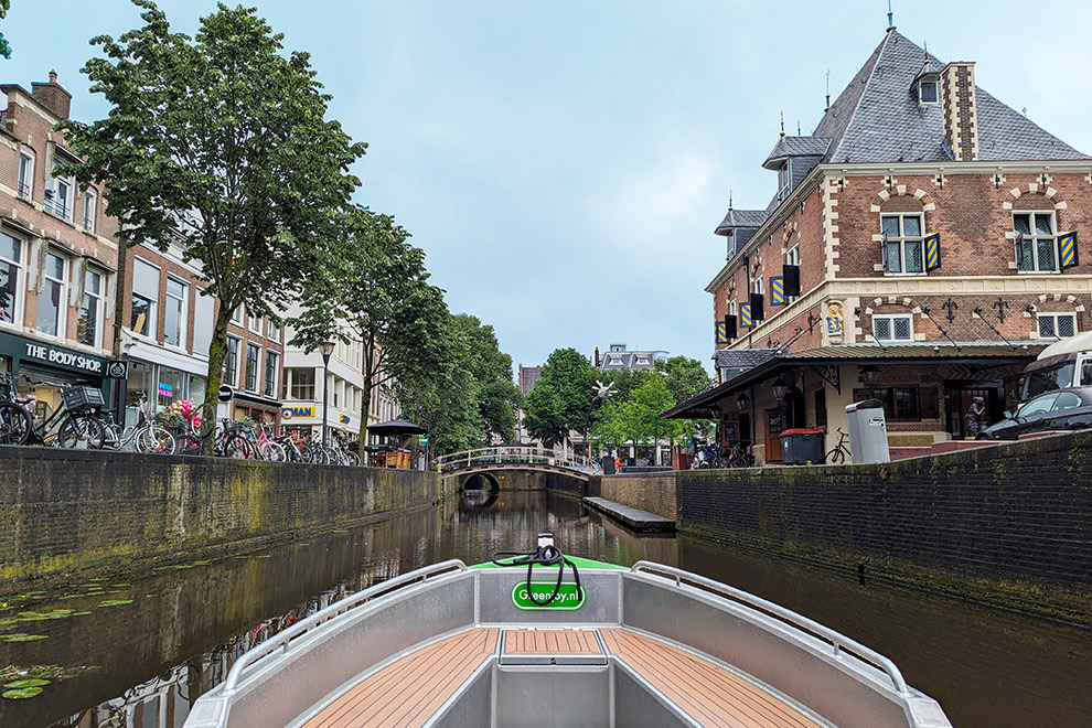 Varen met elektrische Greenjoy boot door Leeuwarden