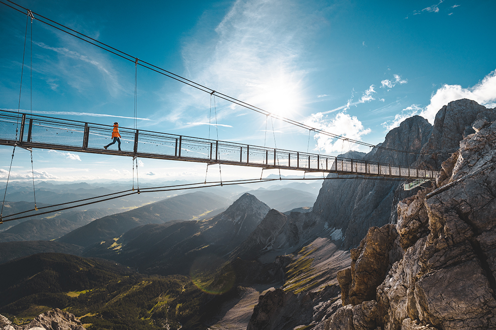 Hangbrug over Dachsteingletsjer in Oostenrijk