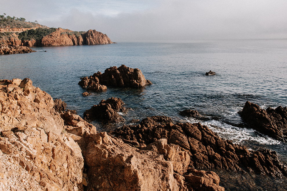 Roodkleurige rotsen en azuurblauwe zee in Frankrijk