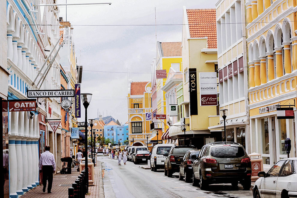 Kleurrijke straat centrum Willemstad, Curacao