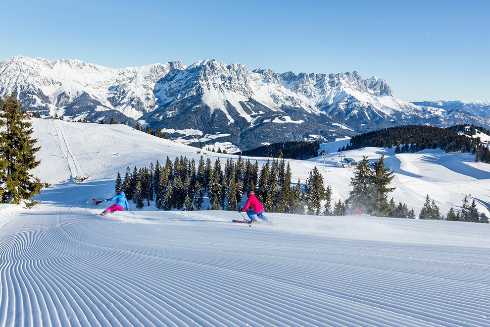 Skiërs op piste in Brixental, Oostenrijk