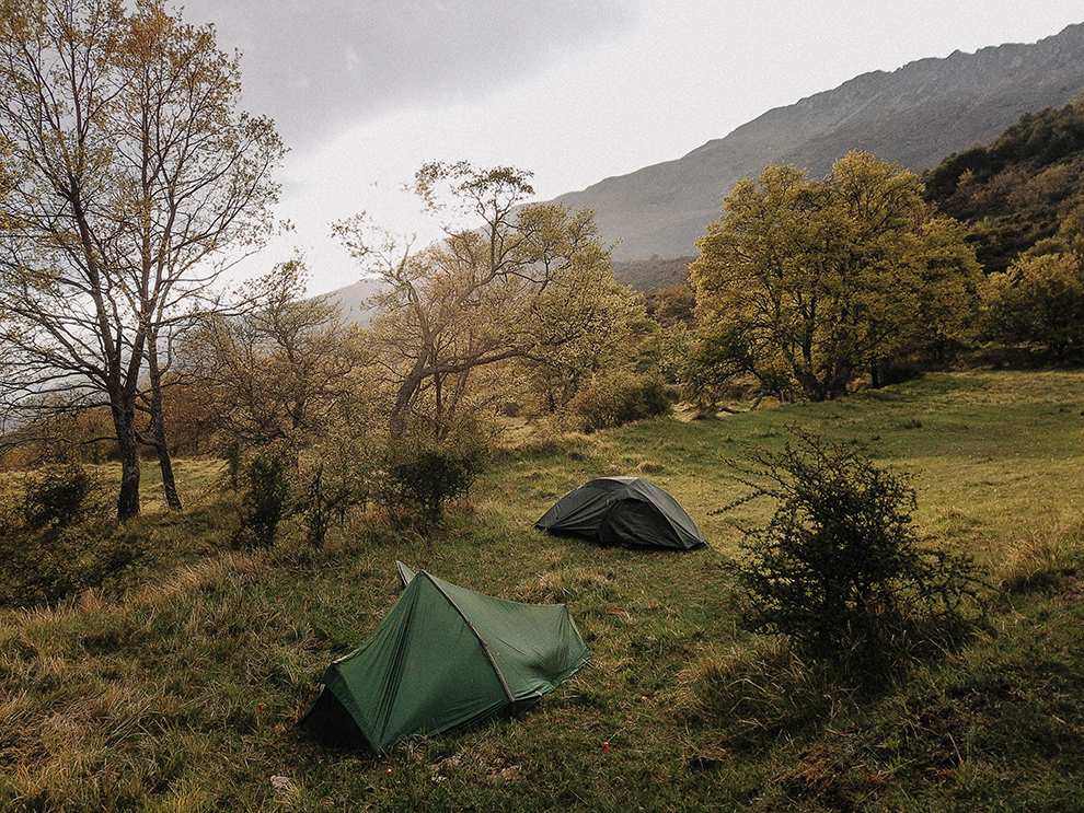 Wandelavontuur met kamperen in de bergen in Frankrijk