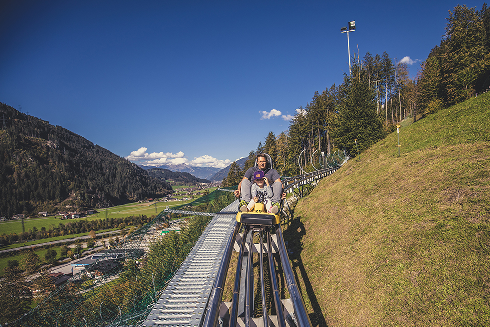 Vader en zoon op spectaculaire Arena Coaster rodelbaan in Zillertal
