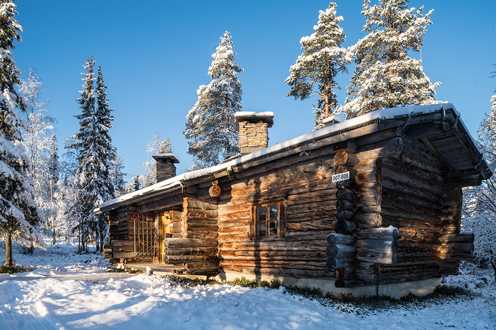 Houten Cabin in een sneeuwachtig Finland