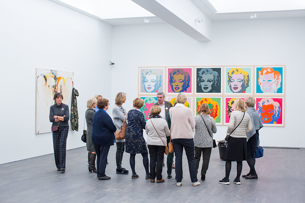 Bezoekers van SMAK museum in Gent bewonderen het werk van Andy Warhol