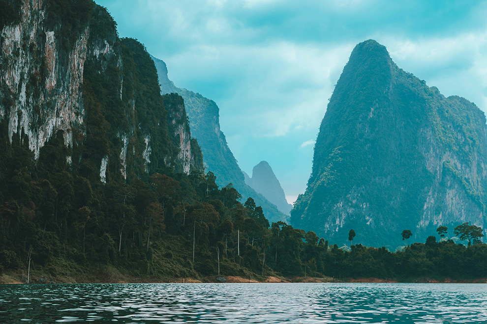 Hoge kalkstenen rotsen in Khao Sok Nationaal Park