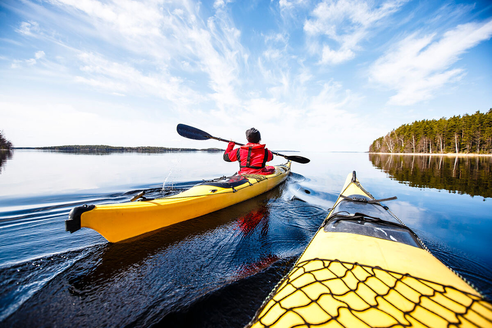 Kayakken op het Saimaameer in Finland