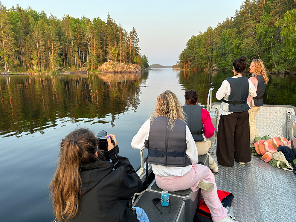 Groep meiden op boot tijdens Sunset Seal Safari in Zuid-Finland