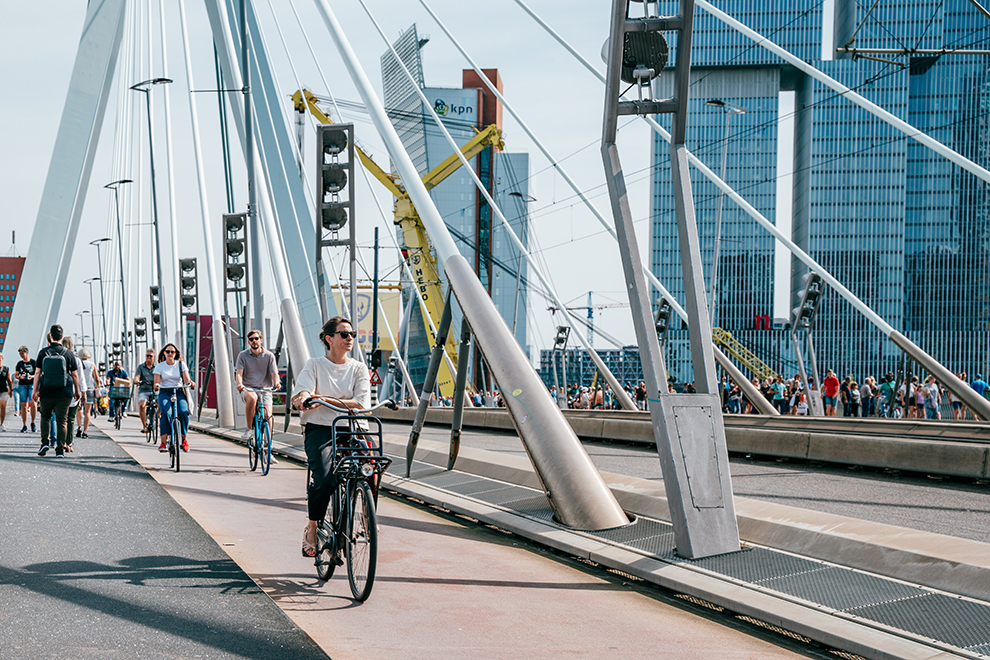 Fietsen over de Erasmusbrug in Rotterdam