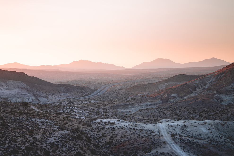 Eindeloze wegen in de Mojave Desert in de VS