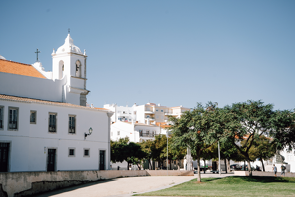 Gezellig wit historisch stadscentrum van Lagos in Portugal