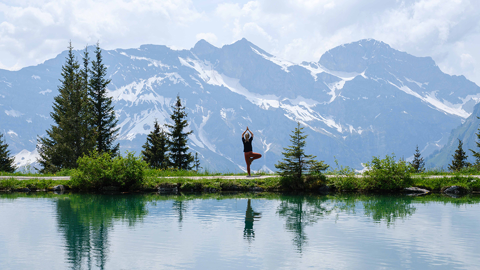 Yoga in de bergen van Zwitserland